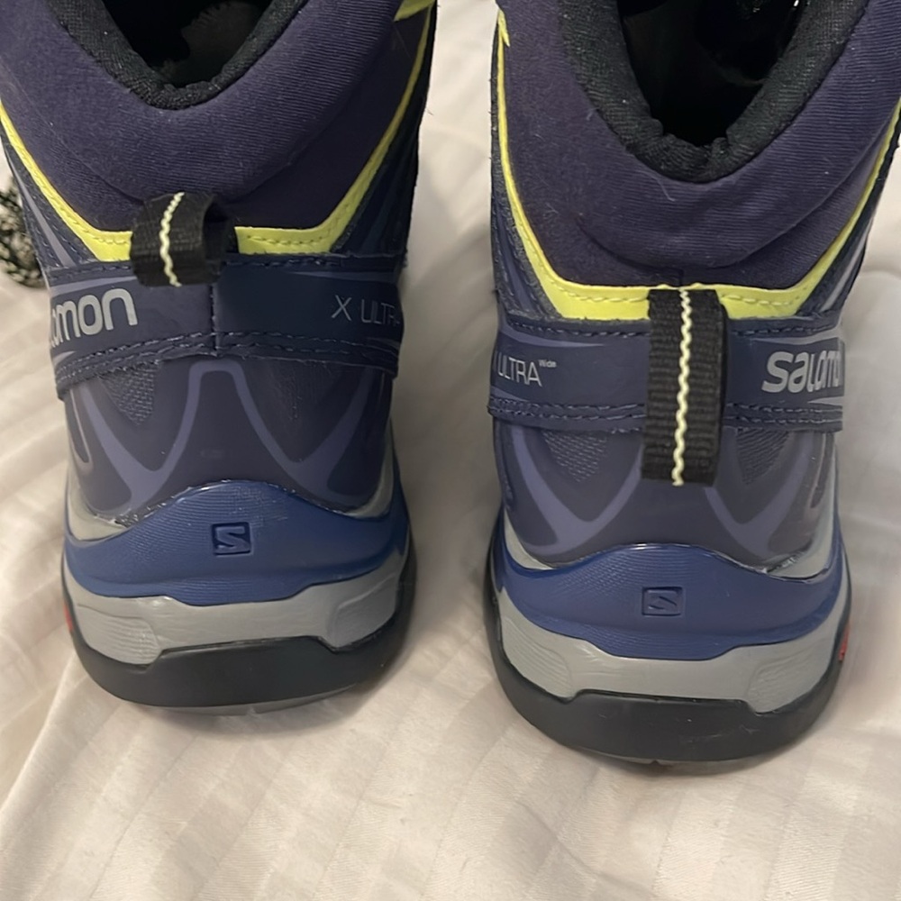 Salomon Womens Ultra Goretex high top never used but no tag. Lightweight shoe - Picture 3 of 9